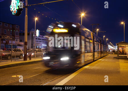 Esposizioni e sentieri del traffico Costa di fylde, tram, filobus, filobus a Blackpool Lights 2014. Blackpool ha una nuova flotta di 16 nuovissimi tram realizzati da Bombardier. I tram sono chiamati Transportation Flexity 2 tram, sono un nuovissimo design con pavimenti bassi. Questi nuovi tram sono utilizzati come servizio regolare di tram per turisti e pendolari. Foto Stock