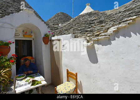 Italia Puglia Puglia Alberobello a meno commercialmente sviluppata area di trulli case chiamato Aja Piccola district Foto Stock