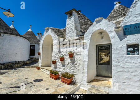 Italia Puglia Puglia Alberobello a meno commercialmente sviluppata area di trulli case chiamato Aja Piccola district Foto Stock