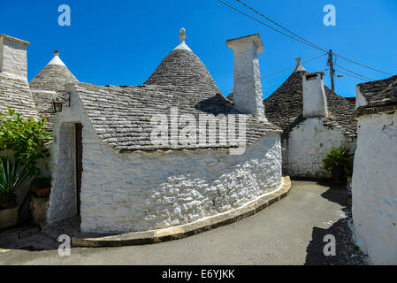 Italia Puglia Puglia Alberobello a meno commercialmente sviluppata area di trulli case chiamato Aja Piccola district Foto Stock