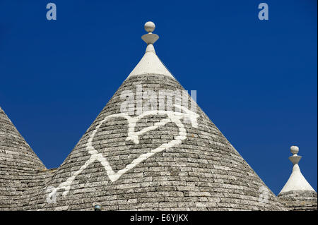 Italia Puglia Alberobello simboli disegnati sul fondo del cono del trullo sono correlati alle diverse tradizioni Foto Stock