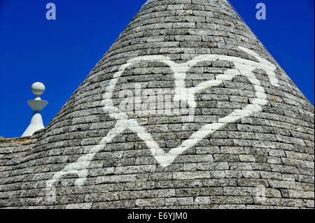 Italia Puglia Alberobello simboli disegnati sul fondo del cono del trullo sono correlati alle diverse tradizioni Foto Stock