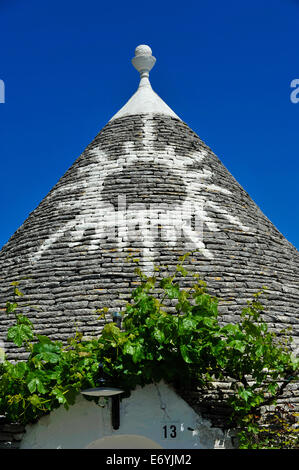 Italia Puglia Alberobello simboli disegnati sul fondo del cono del trullo sono correlati alle diverse tradizioni Foto Stock