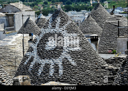 Italia Puglia Alberobello simboli disegnati sul fondo del cono del trullo sono correlati alle diverse tradizioni Foto Stock