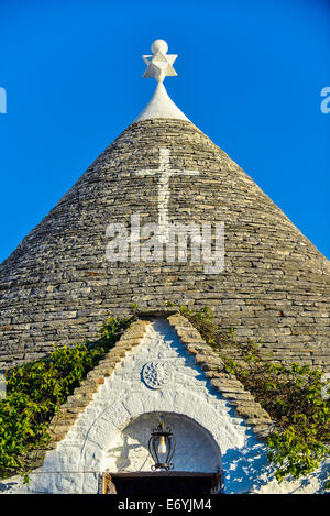 Italia Puglia Alberobello simboli disegnati sul fondo del cono del trullo sono correlati alle diverse tradizioni Foto Stock