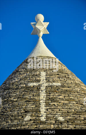 Italia Puglia Alberobello simboli disegnati sul fondo del cono del trullo sono correlati alle diverse tradizioni Foto Stock