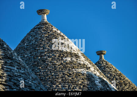 Italia Puglia Alberobello simboli disegnati sul fondo del cono del trullo sono correlati alle diverse tradizioni Foto Stock