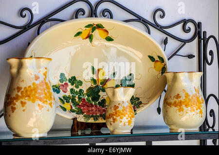 Italia Puglia Alberobello tradizionali ceramiche artistiche di alta qualità rigorosamente decorate a mano nel negozio del Cosmo Matarrese Foto Stock