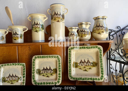Italia Puglia Alberobello tradizionali ceramiche artistiche di alta qualità rigorosamente decorate a mano nel negozio del Cosmo Matarrese Foto Stock