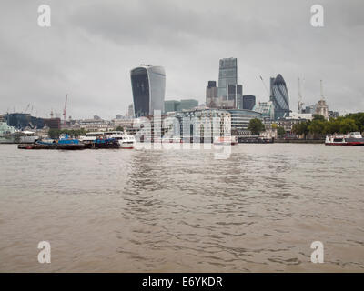 Lo skyline del quartiere finanziario della City di Londra, visto dal Tamigi su un grigio giorno nuvoloso Foto Stock