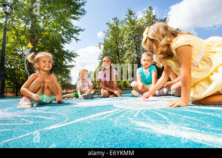 Disegno di chalk immagine sul parco giochi Foto Stock