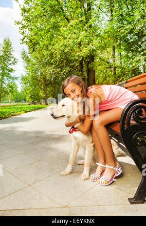 Il mio più muggito cane - ragazza adolescente abbraccio il suo animale domestico Foto Stock