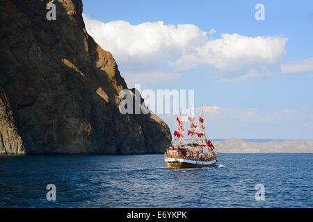 Gita in barca intorno al vulcano estinto Kara-Dag Foto Stock