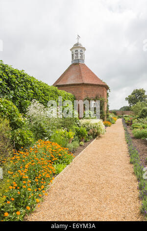 Colombaia, aiuola di confine e percorso in il giardino murato a Felbrigg Hall, North Norfolk Foto Stock