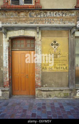 Fotografi abbandonati shop a Cherbourg, Francia. Foto Stock