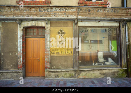 Fotografi abbandonati shop a Cherbourg, Francia. Foto Stock