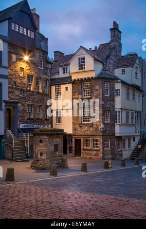 John Knox e Moubray case (case più antiche in città) lungo un deserto Royal Mile Street, Edimburgo, Lothian, Scozia Foto Stock
