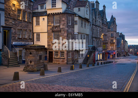 John Knox e Moubray case (case più antiche in città) lungo un deserto Royal Mile Street, Edimburgo, Lothian, Scozia Foto Stock