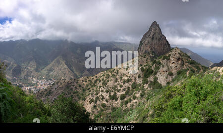 La Gomera - Roque El Cano sopra la città di Vallehermoso Foto Stock