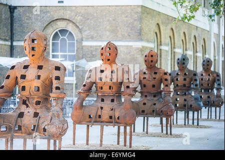 Londra, Regno Unito. 2° settembre 2014. l'installazione 'custodi' dall'artista Xavier Mascaró. Questi ferro forgiato guerrieri, quasi 10 metri di altezza, sono entrambi imponenti e placida e sono ispirati da armatura medievale e antica egiziana e arte greche. Xavier Mascaró il primo Regno Unito mostra personale verrà eseguito dal 3 Settembre fino al 5 ottobre presso la Saatchi Gallery. Credito: Piero Cruciatti/Alamy Live News Foto Stock