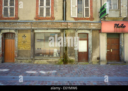 Fotografi abbandonati shop a Cherbourg, Francia. Foto Stock