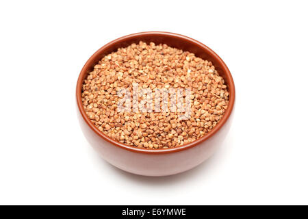 Il grano saraceno in ciotola su sfondo bianco. Primo piano. Foto Stock