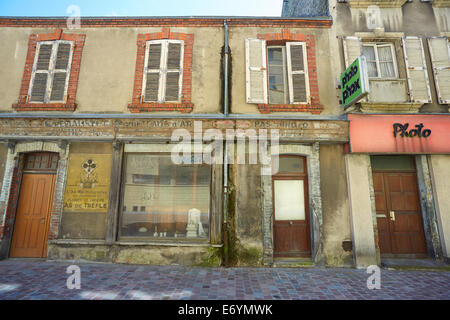 Fotografi abbandonati shop a Cherbourg, Francia. Foto Stock