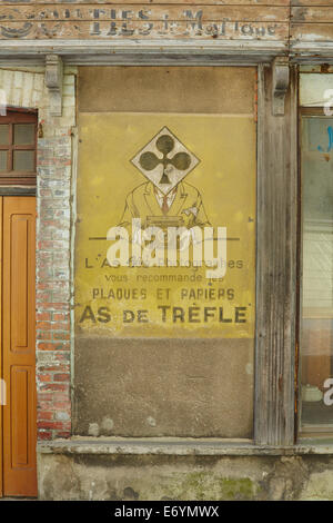 Fotografi abbandonati shop a Cherbourg, Francia. Foto Stock