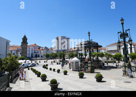 BETANZOS, Spagna - 30 luglio 2014: piazza centrale o Plaza Irmans Garcia Neveira con la torre del Ayuntamiento o municipio o Foto Stock