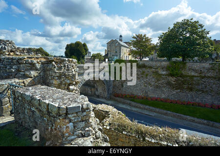 Vista di Domfront città vecchia e dal castello in rovina. La Normandia, Francia. Foto Stock