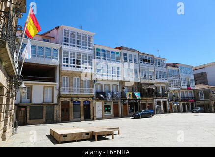 BETANZOS, Spagna - 30 luglio 2014: architettura storica presso il Plaza Constitucion con i tipici balconi in vetro nel centro storico di Foto Stock