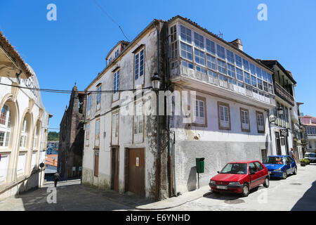 BETANZOS, Spagna - 30 luglio 2014: architettura storica con i tipici balconi in vetro nella storica città di Betanzos, Galizia, Spai Foto Stock