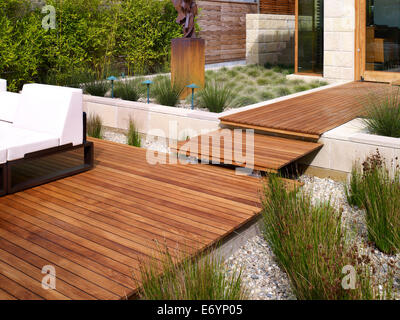 Decking in legno e piante di erba in Odyssey House, Carmelo, California, USA. Foto Stock