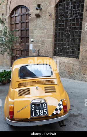 Una classica Fiat 500 Abarth auto parcheggiate nelle strade medievali di Volterra, in provincia di Siena, Toscana, Italia Foto Stock