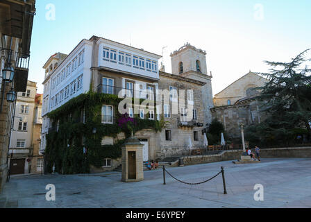 A Coruna, Spagna - 30 luglio 2014: vista sulla famosa architettura con balconi in vetro vicino a Maria Pita square in A Coruña, Galici Foto Stock