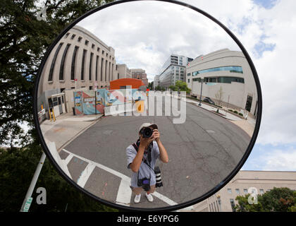 Fotografo di riflessione a specchio convesso - USA Foto Stock