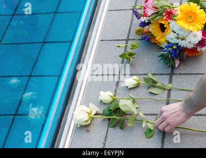 Berlino, Germania. 2 Sep, 2014. Un visitatore all inaugurazione del monumento per le vittime del socialista nazionale eutanasia uccisioni luoghi un fiore contro il blu con pareti di vetro a Berlino, Germania, 2 settembre 2014. L'organizzazione centrale ufficio, responsabile per il coordinamento e l'esecuzione di uccisioni di massa di sanatoria e Case di convalescenza pazienti, si trovava a Berlino, Tiergartenstrasse. Foto: SOEREN STACHE/DPA/Alamy Live News Foto Stock