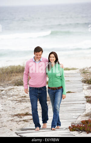 Giovane passeggiate in riva al mare Foto Stock