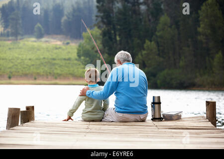 Uomo Senior per la pesca con il nipote Foto Stock