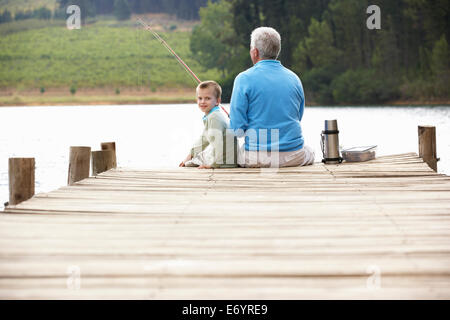 Uomo Senior per la pesca con il nipote Foto Stock