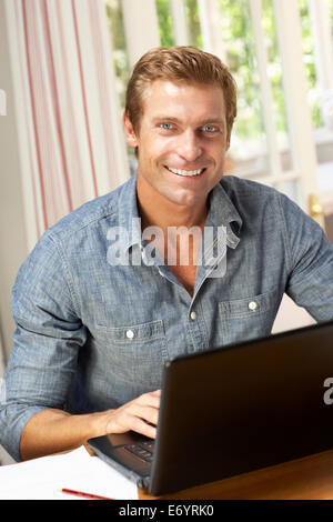 Uomo che lavora in ufficio a casa Foto Stock