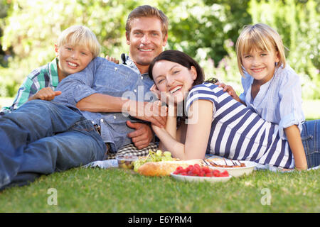 Famiglia con picnic nel parco Foto Stock