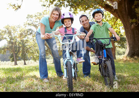 I genitori con bambini piccoli in bici Foto Stock