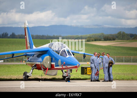 Payerne, Svizzera, 30 Ago, 2014. personale di terra della Patrouille Acrobatique de France accanto ad un aereo di AIR14 Foto Stock