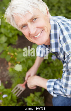 Metà uomo età giardinaggio Foto Stock