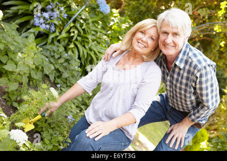 Coppia senior giardinaggio Foto Stock