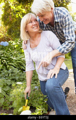 Coppia senior giardinaggio Foto Stock