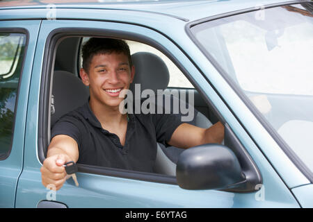 Giovane uomo in auto Foto Stock