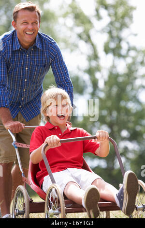 Padre e figlio giocare con go-kart Foto Stock