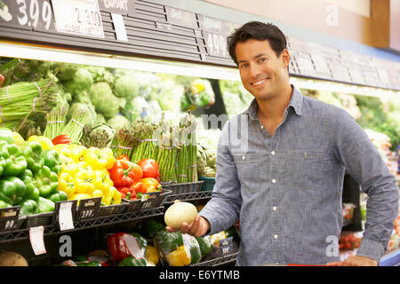 L'uomo shopping nel supermercato Foto Stock